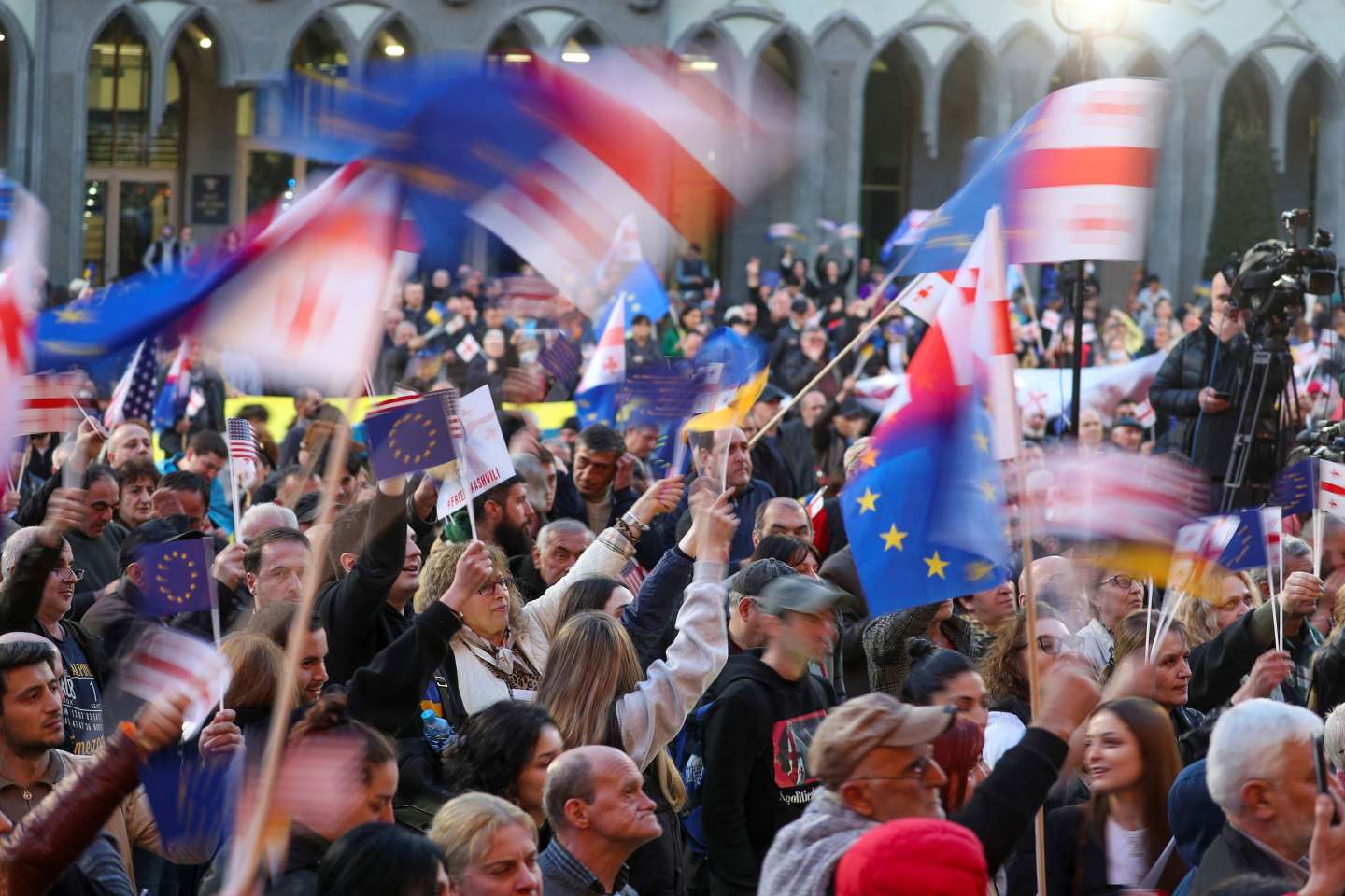 En Géorgie, des milliers de personnes rassemblées à Tbilissi contre le gouvernement