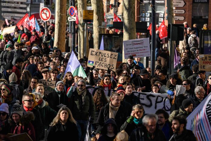 Loi « immigration » : des milliers de manifestants à Toulouse demandent le retrait du texte
