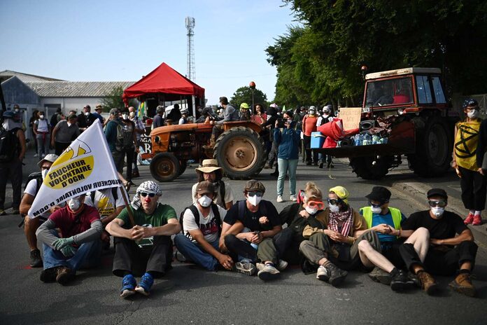 Mégabassines : entre défilé festif et cortège « déter’ », une journée de manifestations sous haute tension à La Rochelle