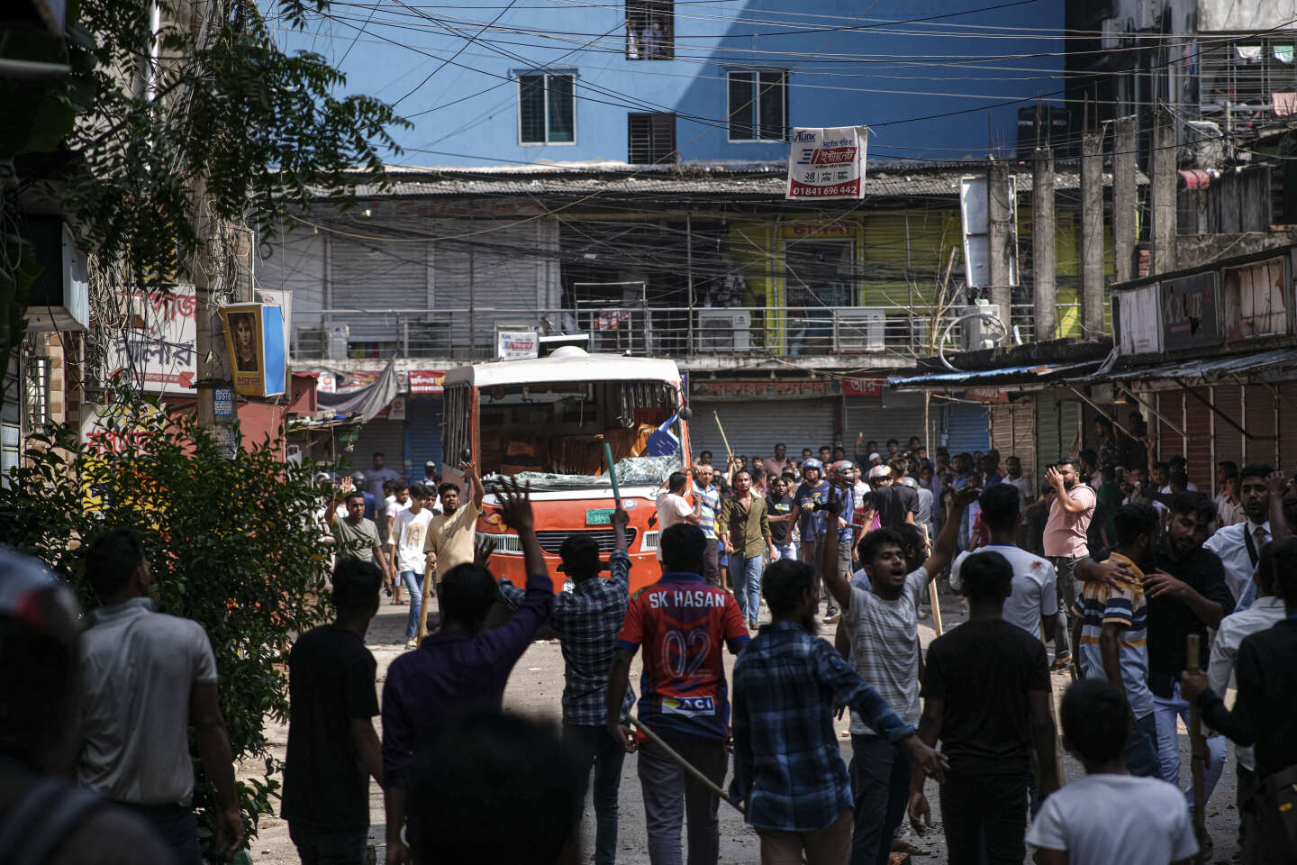 Au Bangladesh, des ouvriers du textile érigent des barricades pour réclamer des salaires plus élevés