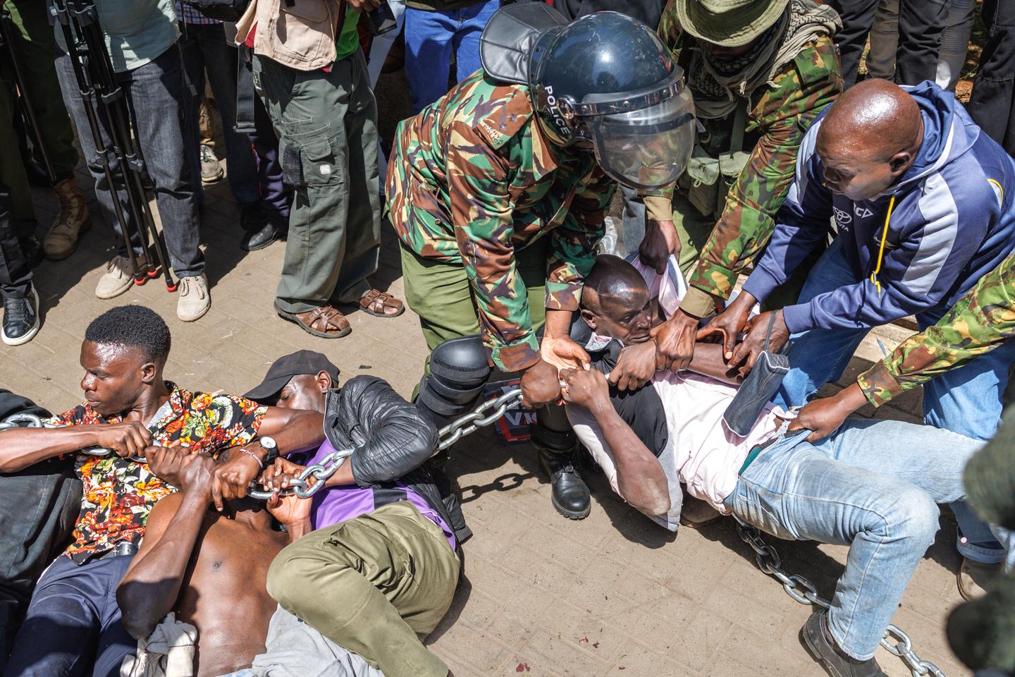 Le Kenya arrête des dizaines de manifestants appelant à la fin des enlèvements