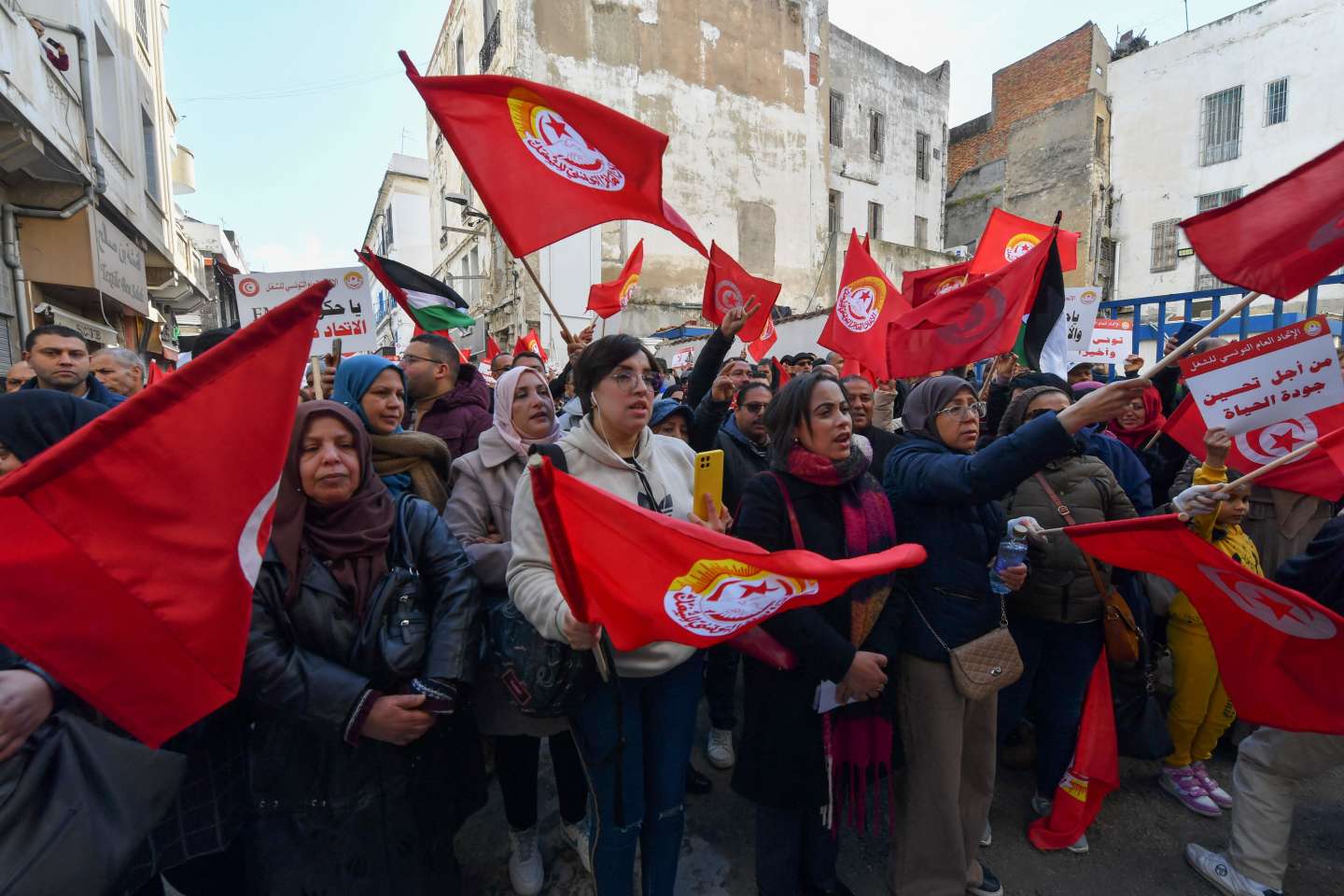 En Tunisie, des milliers de personnes manifestent contre la dérive autoritaire du président Kaïs Saïed