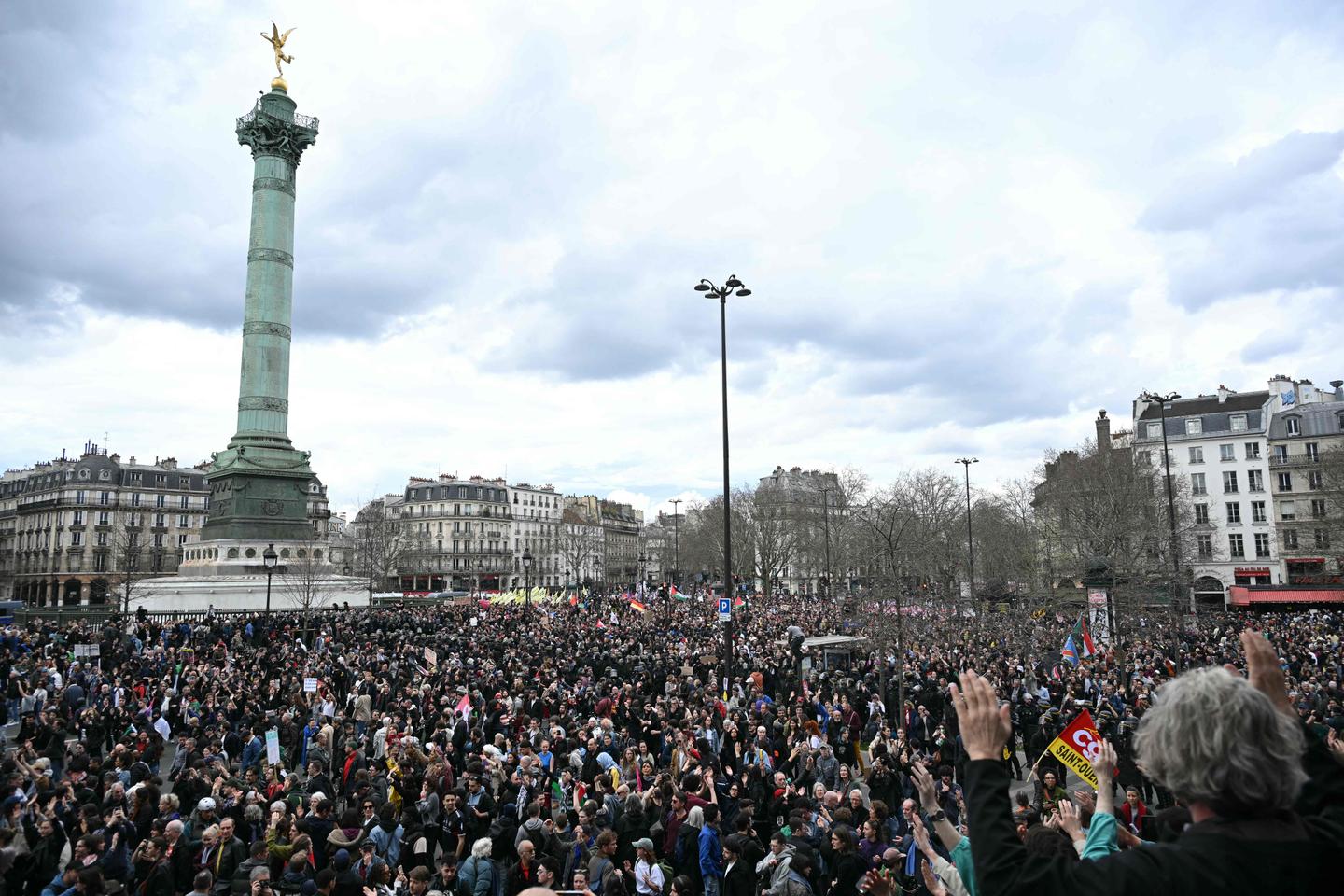 Des milliers de personnes défilent contre le racisme, malgré les polémiques