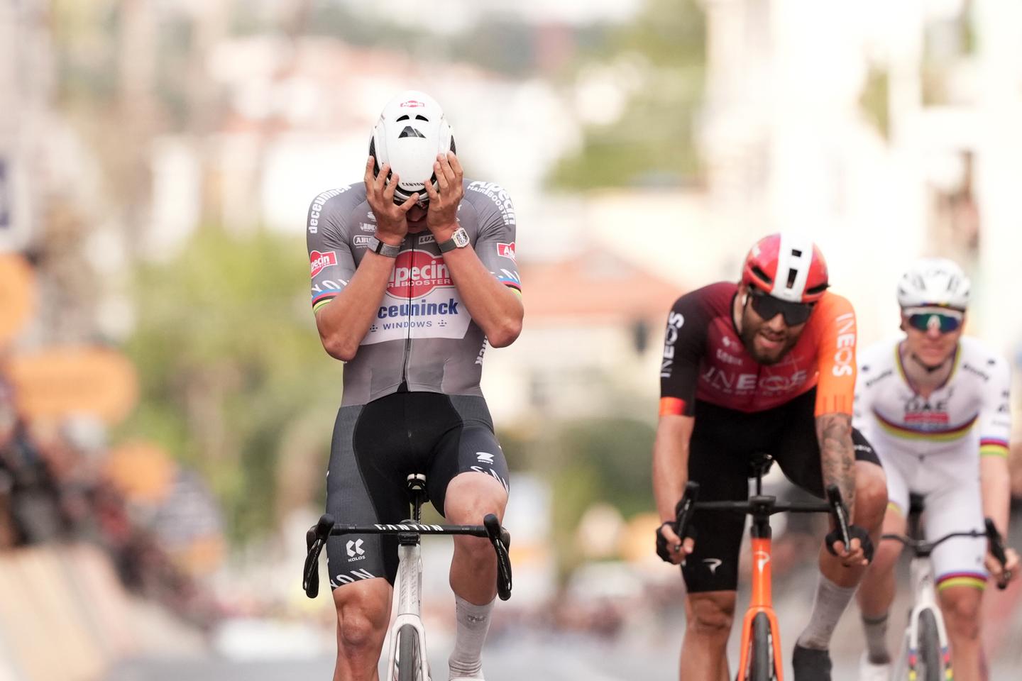 Mathieu van der Poel prive à nouveau Tadej Pogacar de victoire sur Milan-San Remo