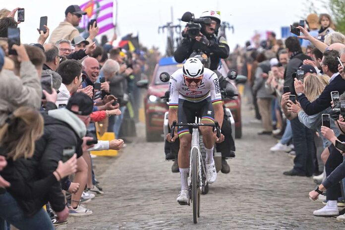 Paris-Roubaix 2024 : Mathieu van der Poel, la domination et le charme des vainqueurs à l’ancienne