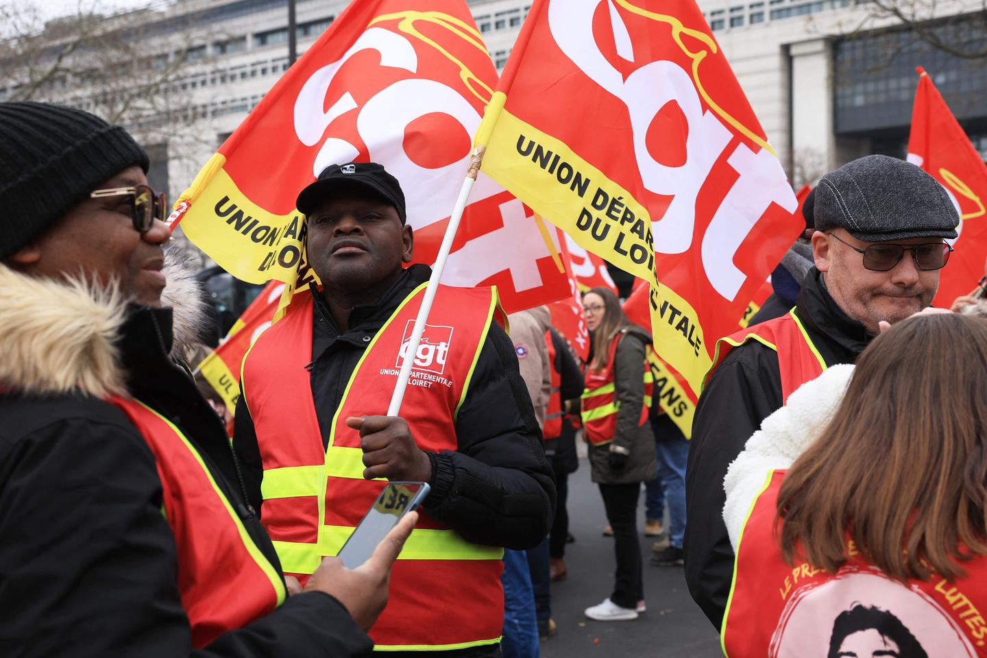 A Paris, la CGT et des centaines de salariés dénoncent la « casse » de l’emploi industriel face à la multiplication des plans sociaux