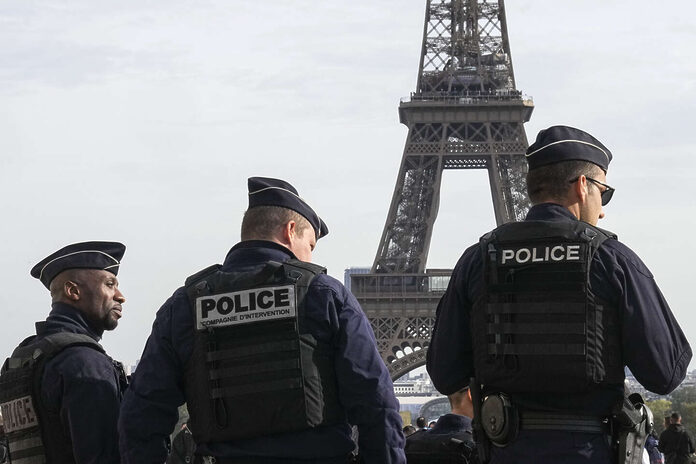 Cinq cercueils découverts au pied de la tour Eiffel avec la mention « soldats français de l’Ukraine » : trois suspects en garde à vue