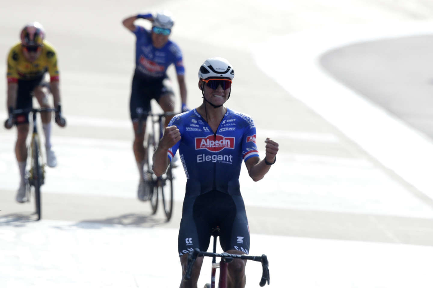 Paris-Roubaix : Mathieu Van der Poel impérial et imbattable dans « l’Enfer du Nord »