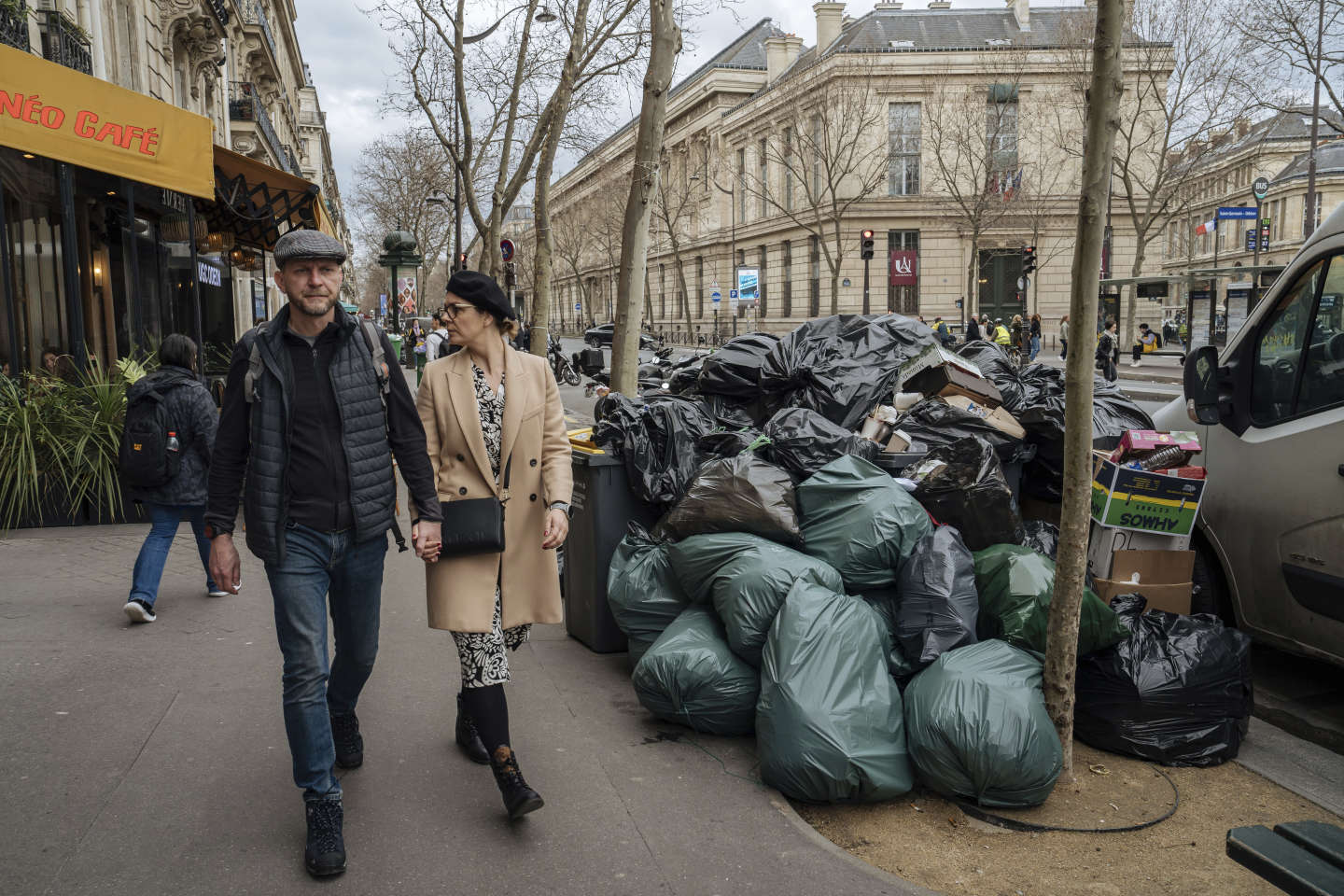 Réforme des retraites : à Paris, les poubelles s’amoncellent et les oppositions s’aiguisent