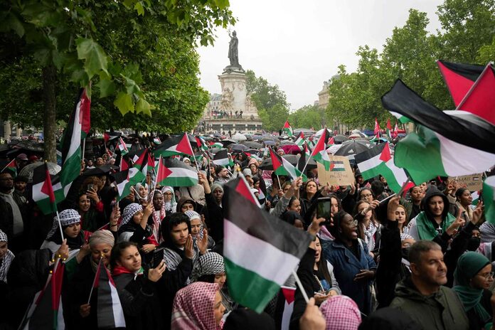 A Paris, des milliers de manifestants dans un cortège dominé par les soutiens aux Palestiniens