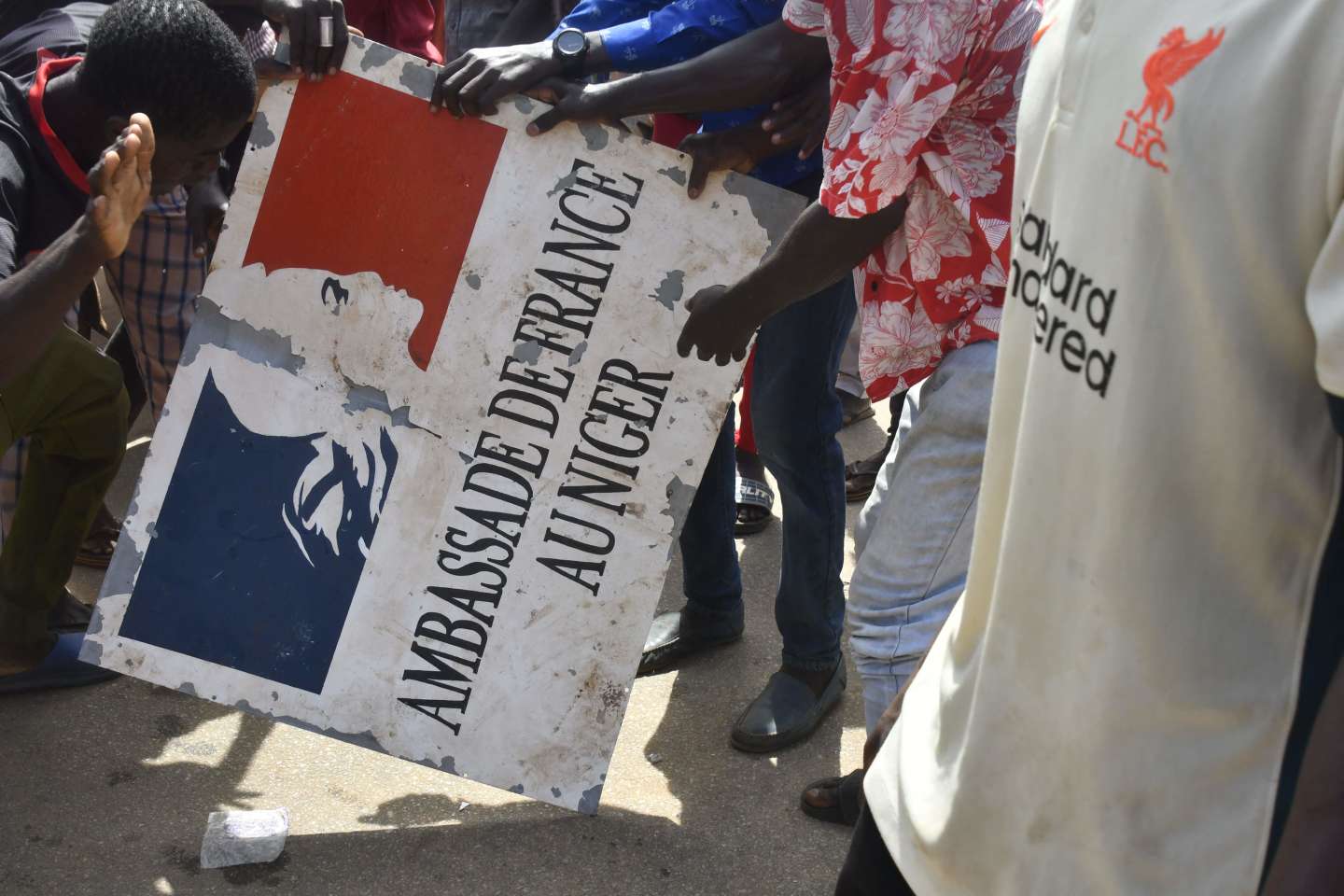 Coup d’Etat au Niger : des milliers de partisans du putsch ont manifesté devant l’ambassade de France à Niamey
