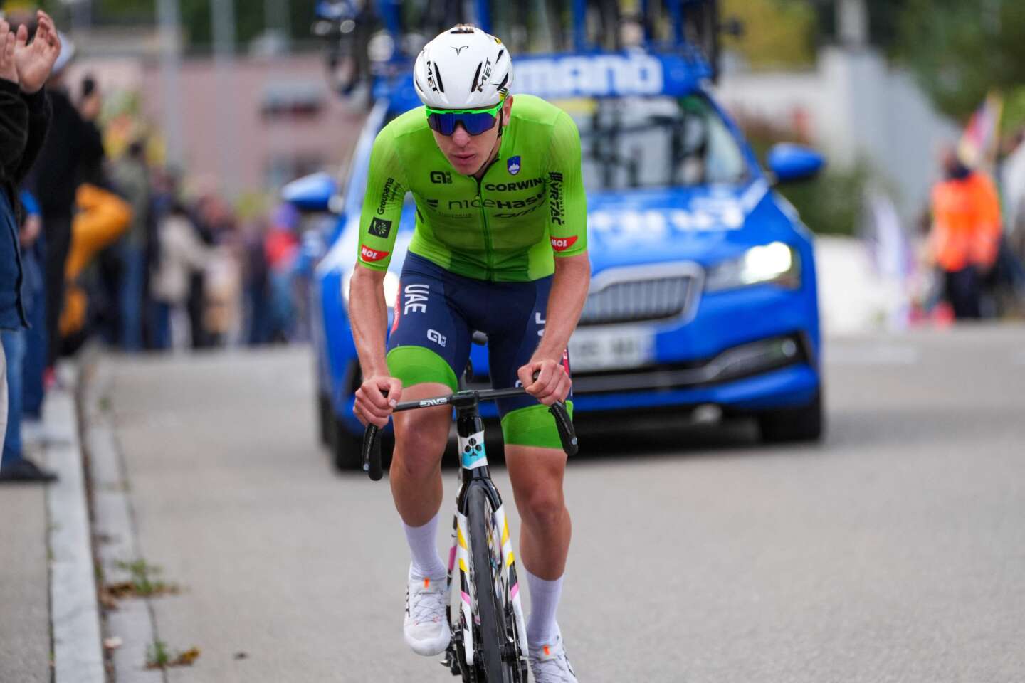 Tadej Pogacar sacré champion du monde de cyclisme sur route après une échappée de plus de 100 kilomètres