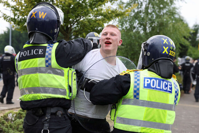 Royaume-Uni : nouvelles manifestations anti-immigration, Keir Starmer promet que les auteurs des violences « regretteraient » d’y avoir pris part