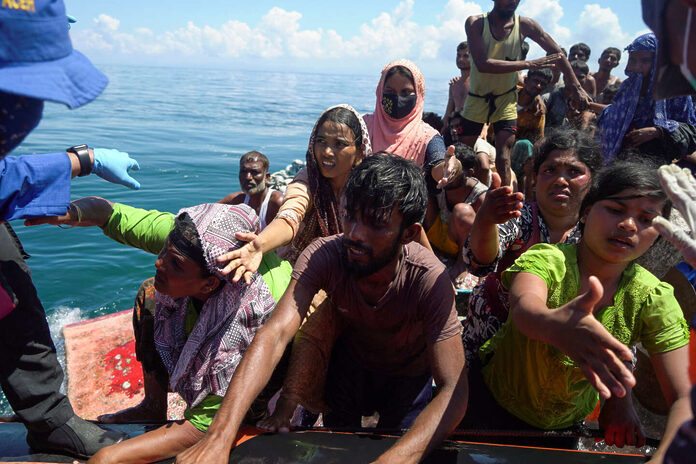 Indonésie : soixante-neuf réfugiés rohingya sauvés en mer après un naufrage