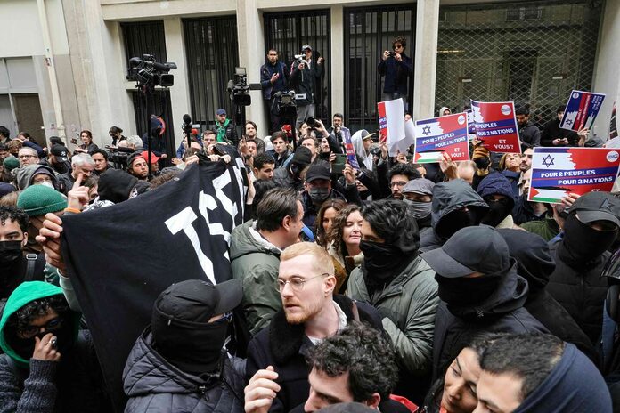 Sciences Po Paris : la mobilisation propalestinienne se poursuit ; un face-à-face tendu avec des manifestants pro-israéliens