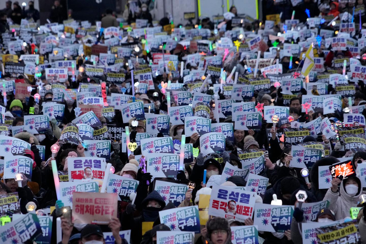 En Corée du Sud, nouvelles manifestations au lendemain d’une première tentative d’arrestation infructueuse du président Yoon Suk Yeol