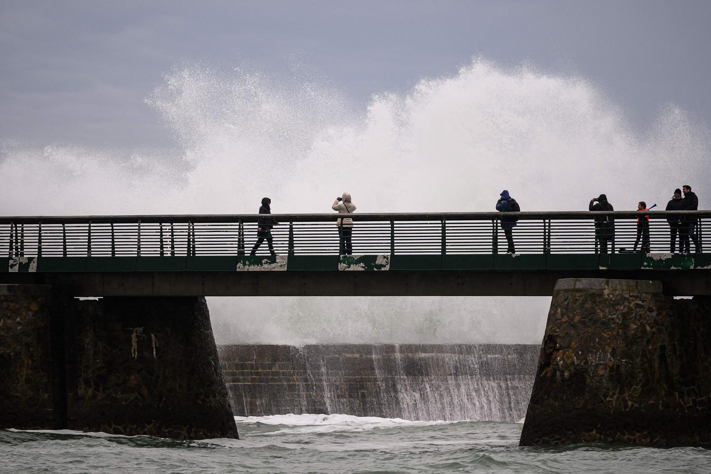 Arrivée houleuse pour des skippeurs du Vendée Globe, contraints par la tempête Herminia de prolonger leur périple