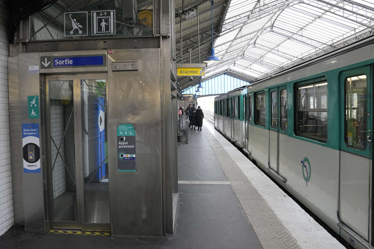 A Paris, un conducteur de métro en garde à vue pour homicide involontaire