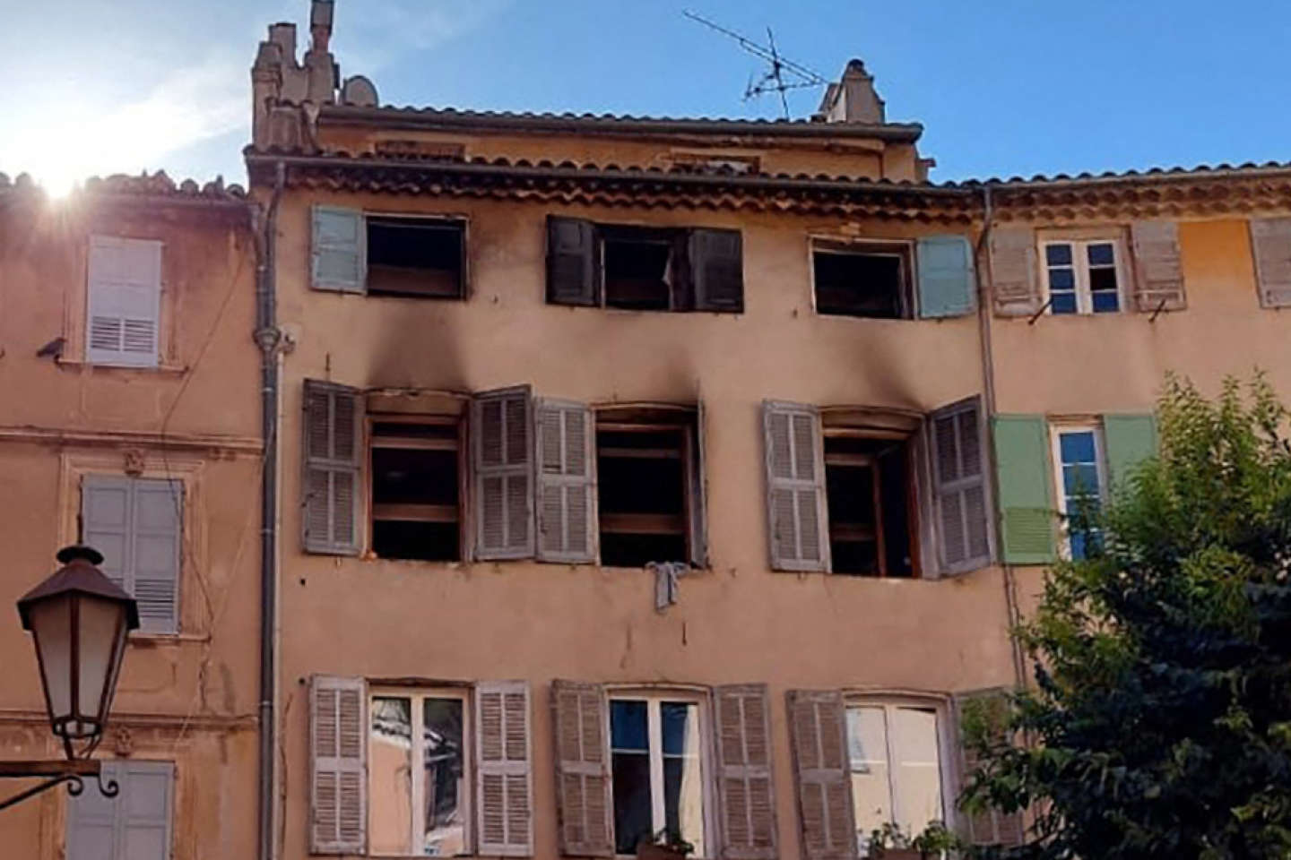 Incendie d’un immeuble à Grasse : le suspect reconnaît « être à l’origine de l’incendie » de façon « involontaire »