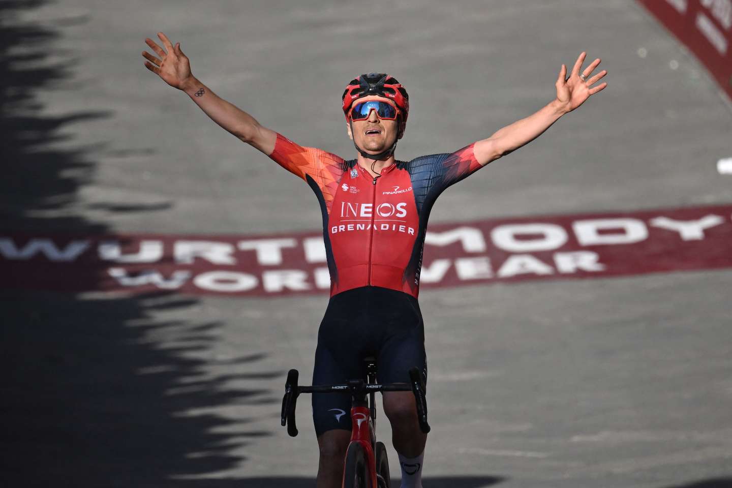 Cyclisme : Thomas Pidcock remporte les Strade Bianche devant Valentin Madouas