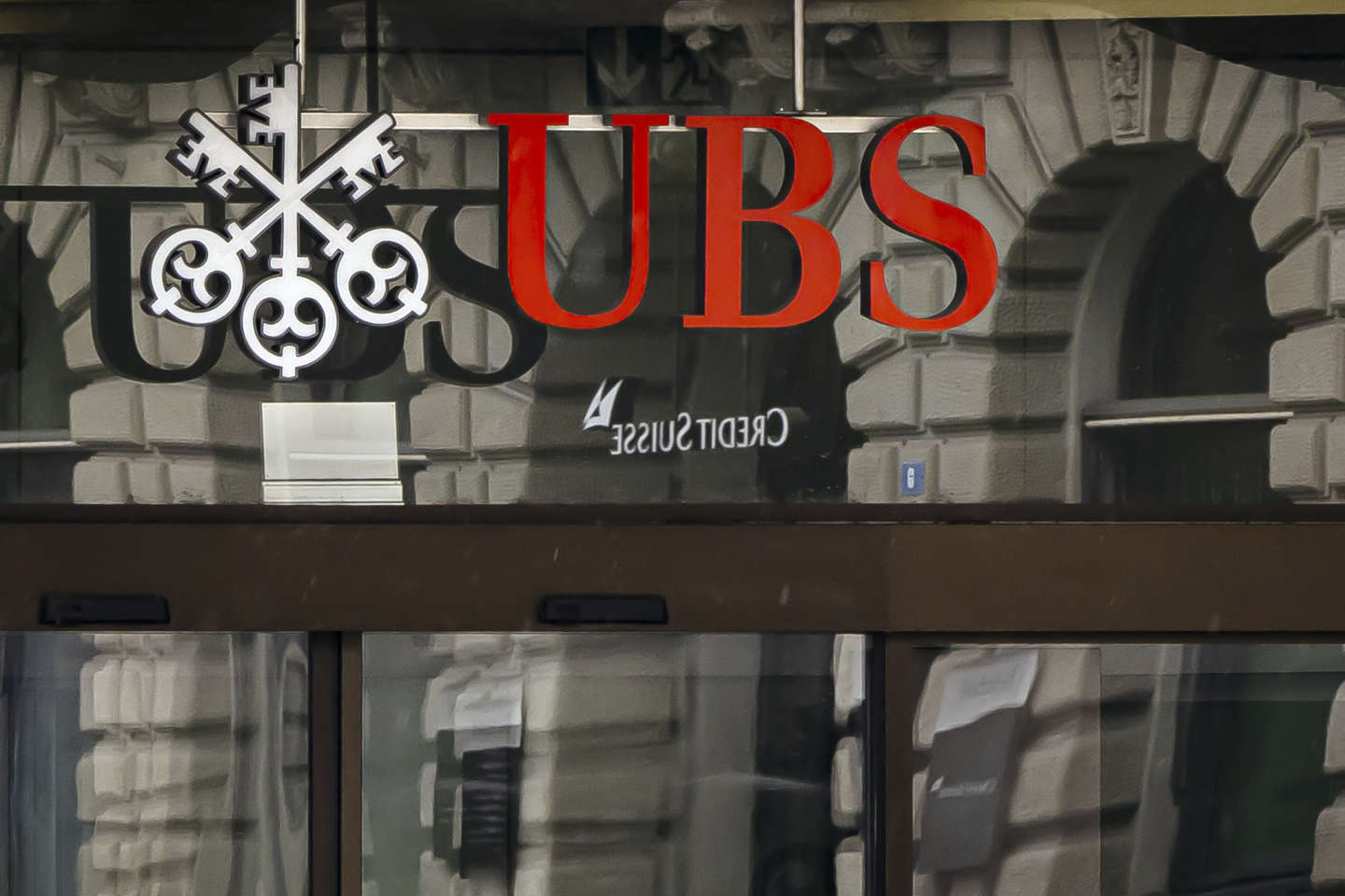 Credit Suisse racheté en urgence par UBS « pour rétablir la confiance »