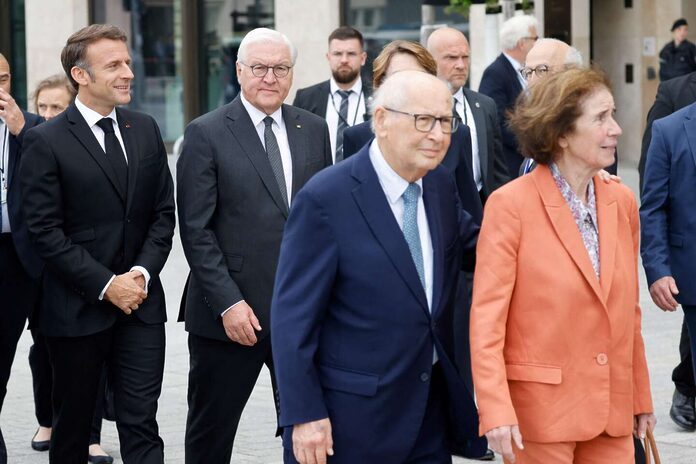 Emmanuel Macron décore Serge et Beate Klarsfeld à Berlin, deux « militants de la mémoire » de la Shoah