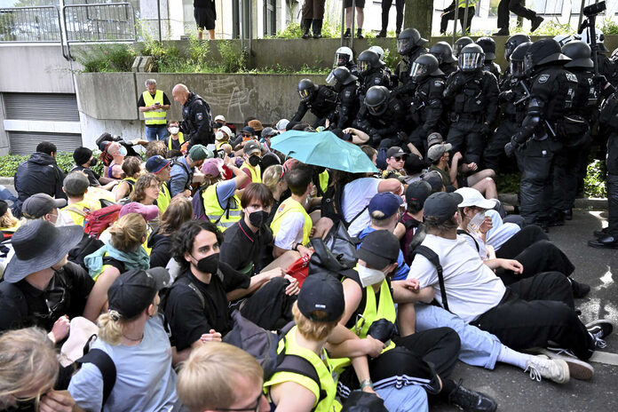 Deux policiers grièvement blessés en Allemagne par des manifestants venus protester contre le congrès du parti d’extrême droite AfD