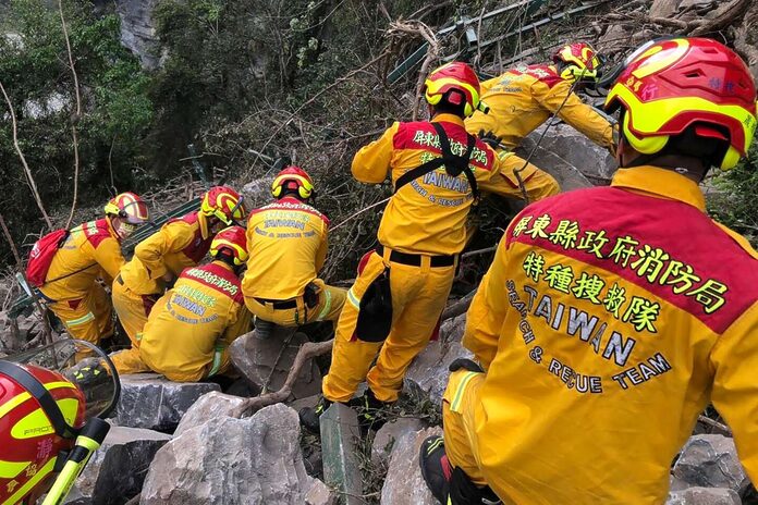 A Taïwan, les sauveteurs recherchent des centaines de personnes piégées au lendemain d’un puissant séisme