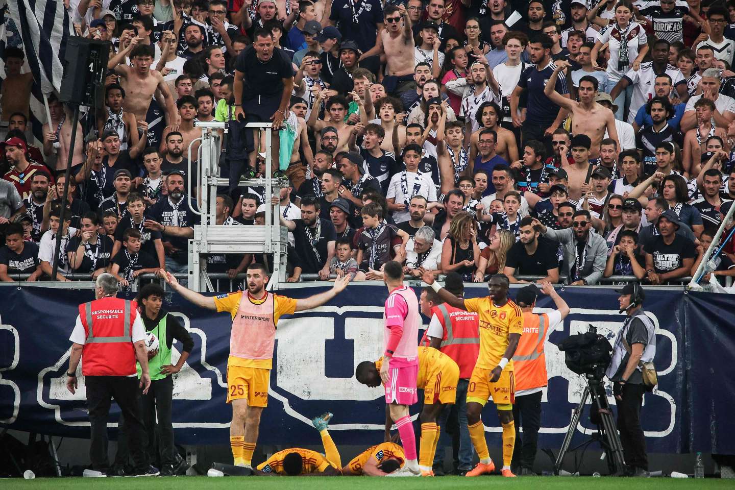 Quatre supporteurs en garde à vue à la suite de l’agression d’un joueur ayant provoqué l’interruption du match Bordeaux-Rodez