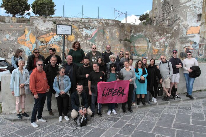 Un groupe de Français sur les terres libérées de la mafia italienne