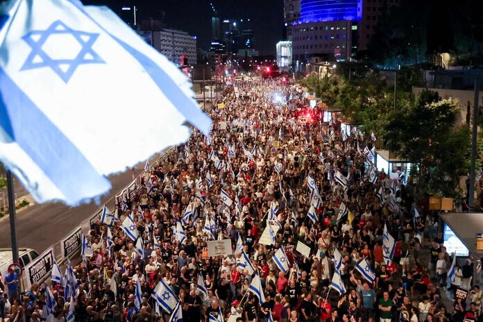 Guerre Israël-Hamas, jour 261 : un Palestinien attaché sur un véhicule par des soldats israéliens ; manifestations à Tel-Aviv contre Benyamin Nétanyahou