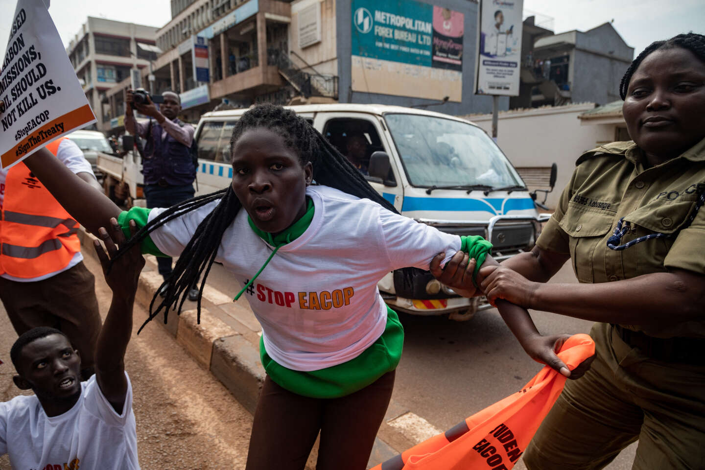 En Ouganda, la police arrête 21 militants opposés au mégaprojet pétrolier de TotalEnergies